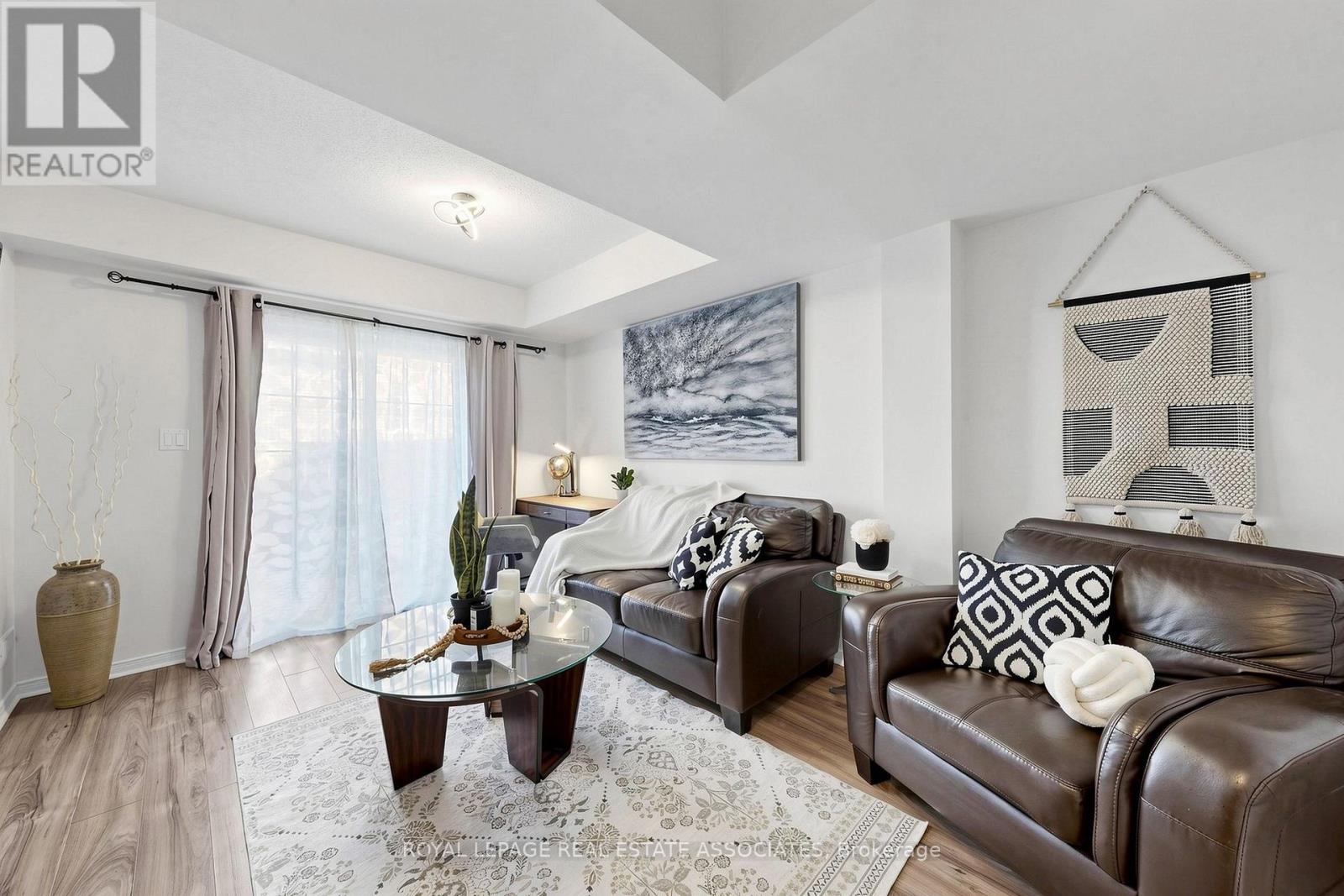 22 Benjamin Way, Whitby, ON photo 5