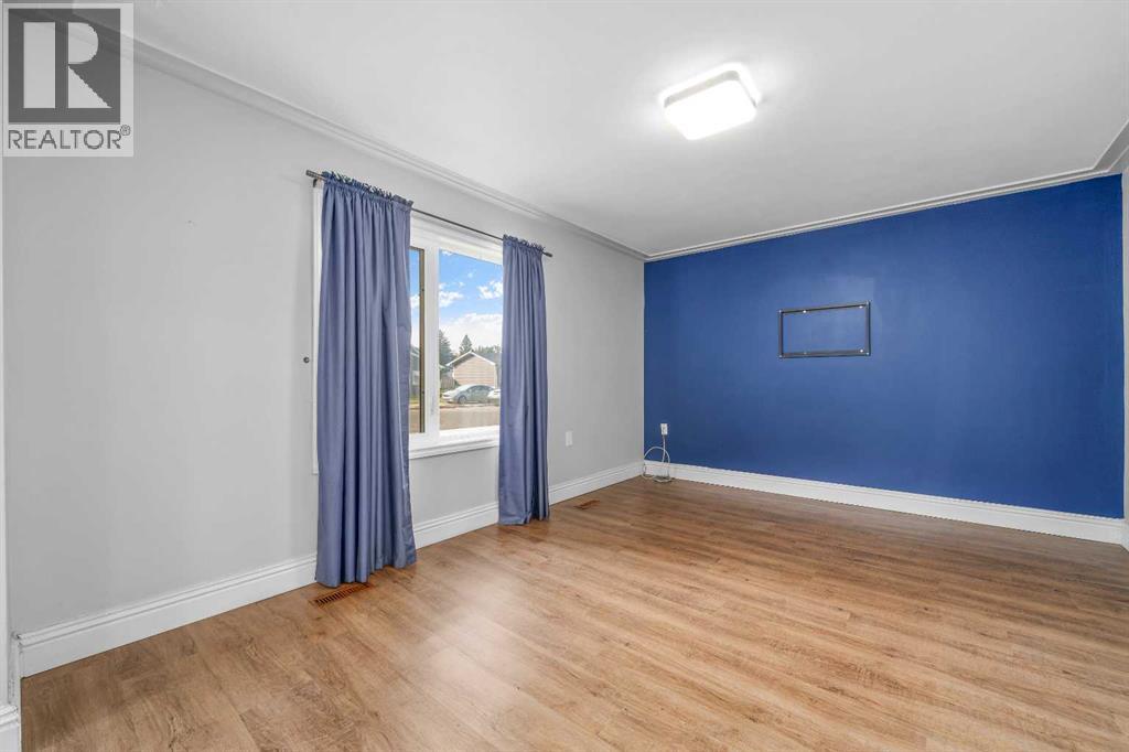 106 8 Avenue W - 10