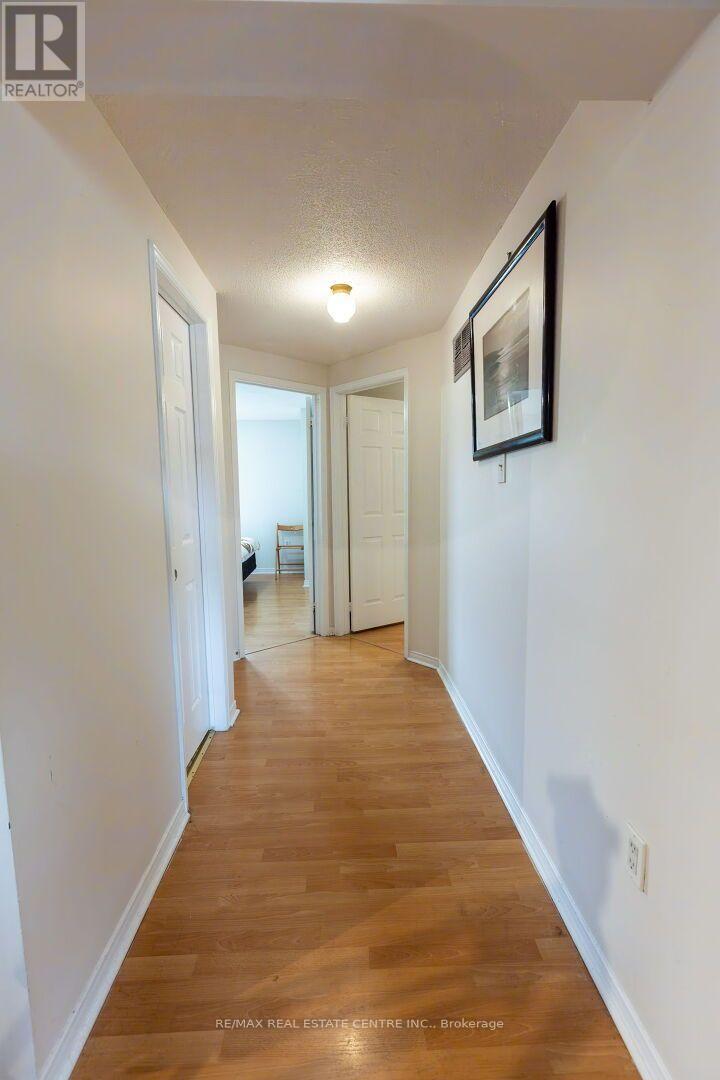 42 WOOLISTON CRESCENT - 12