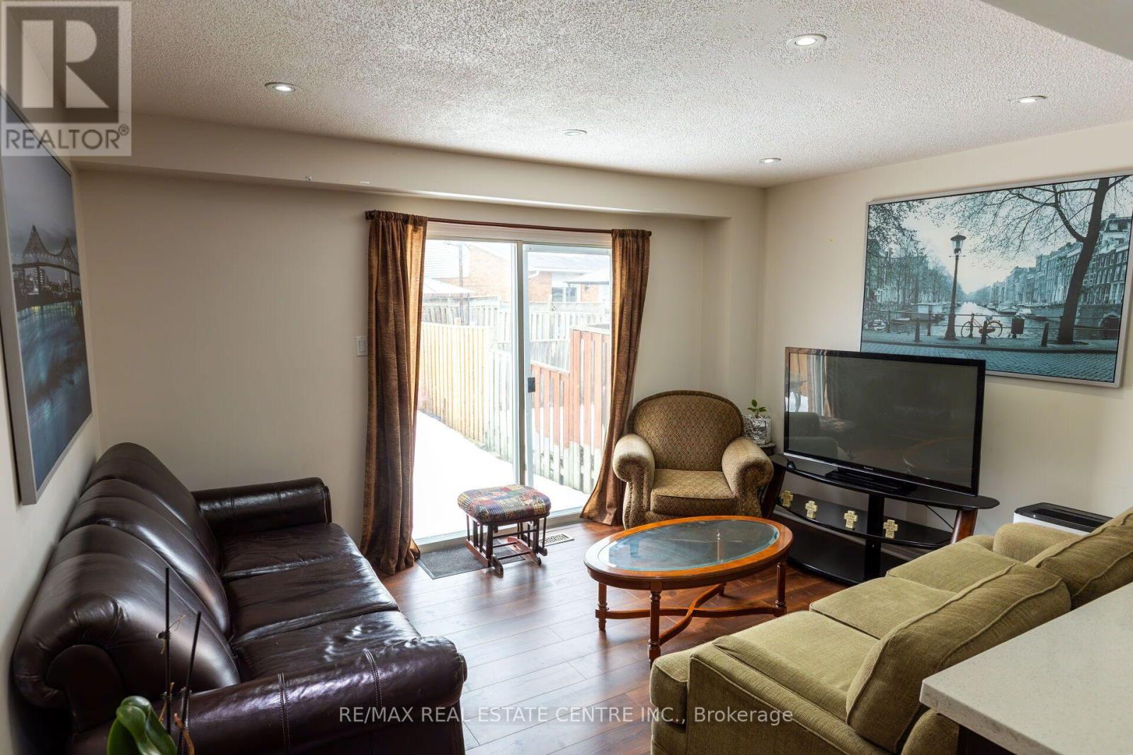 42 Wooliston Crescent, Brampton, ON photo 2