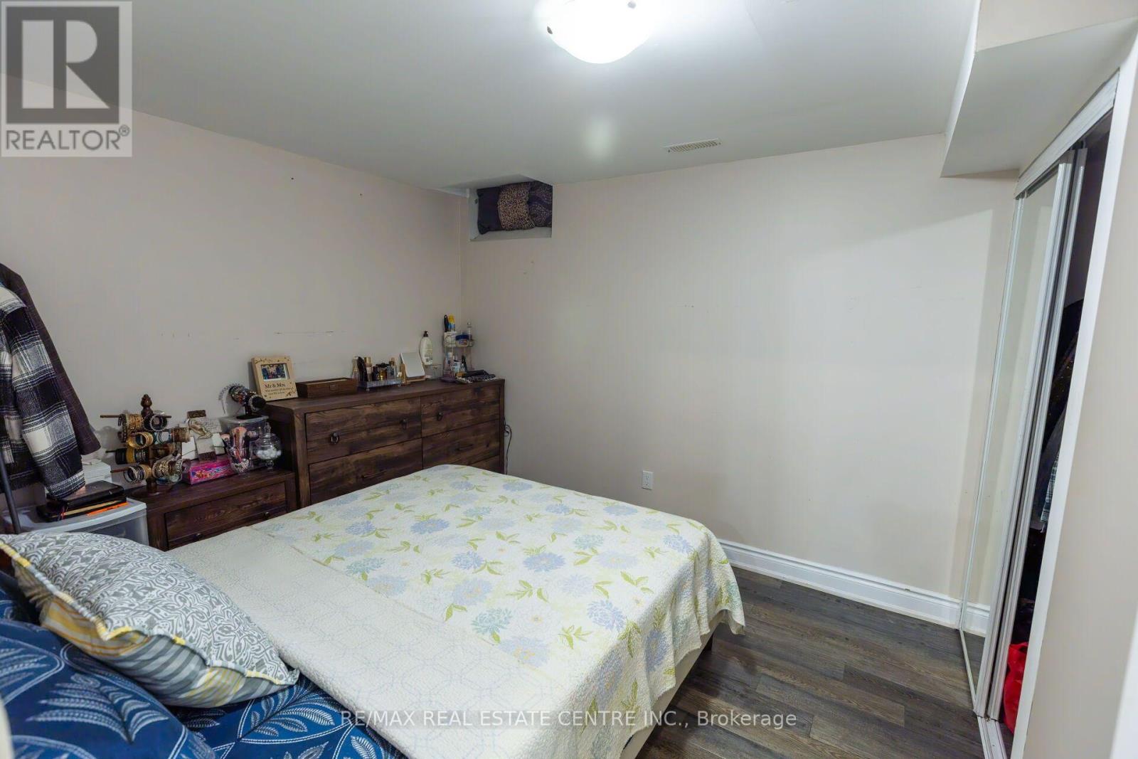 42 WOOLISTON CRESCENT - 28