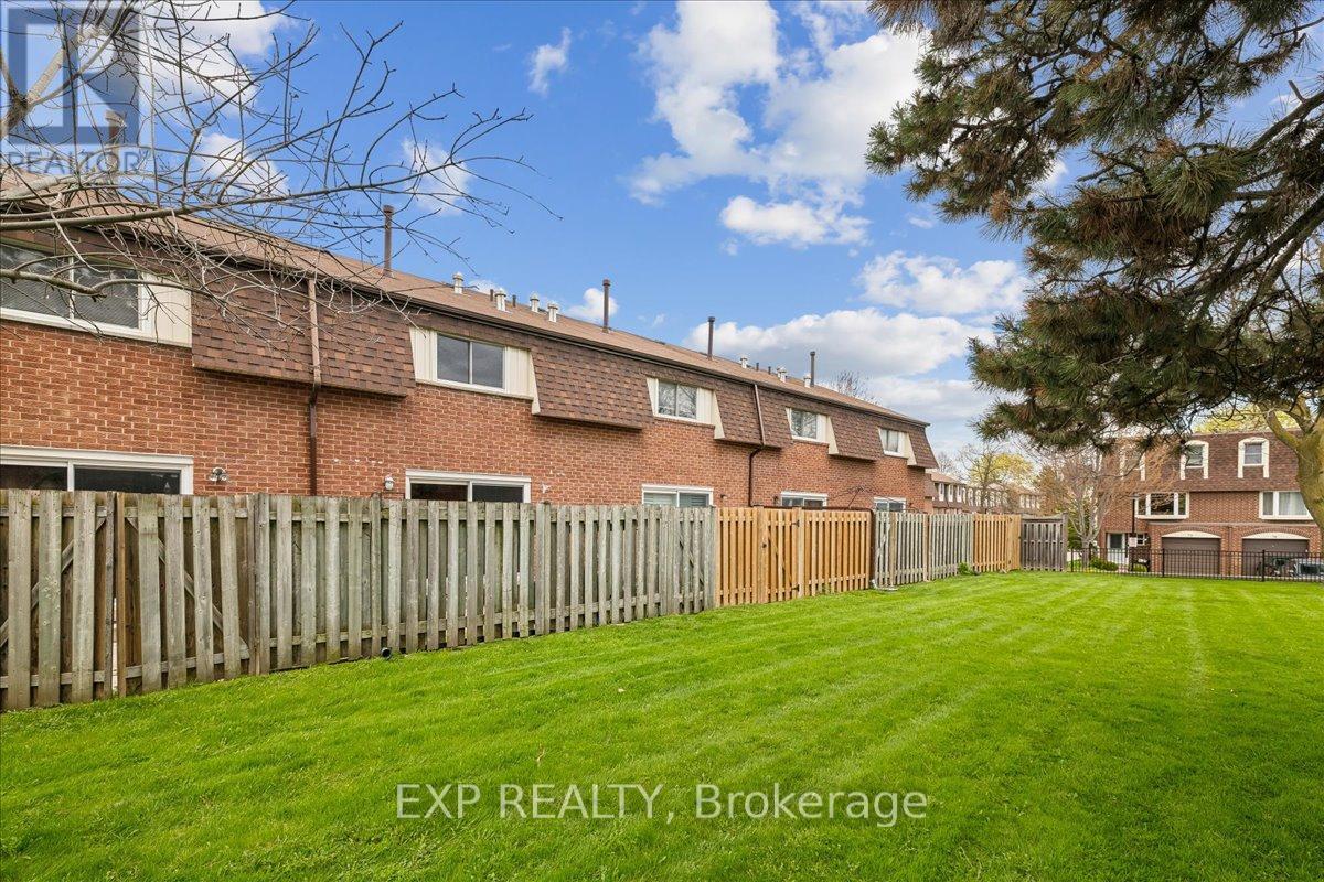 #52 371 BRONTE STREET S - 33
