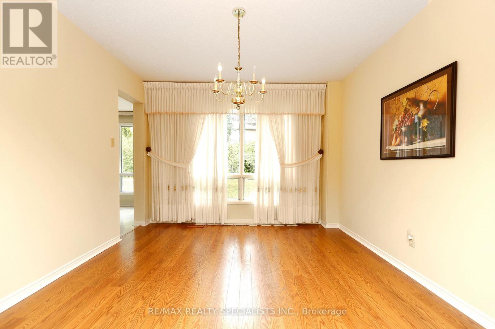 4 Mowat Court, Brampton, ON photo 10