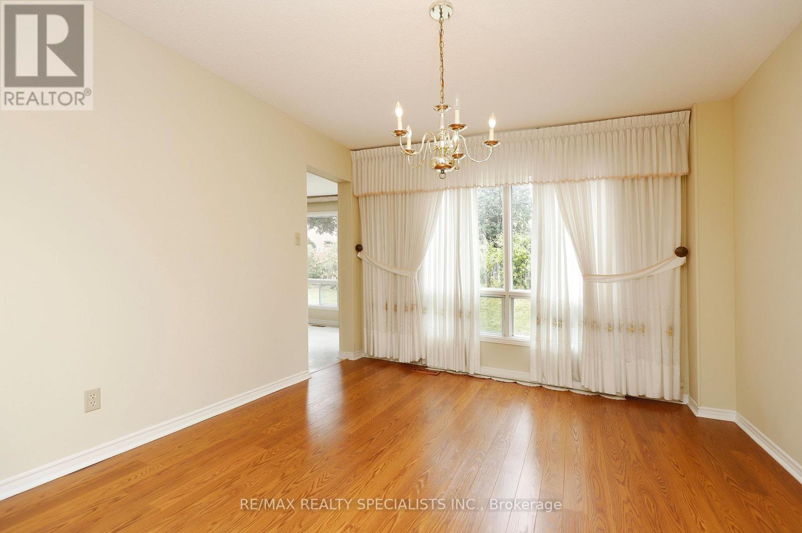 4 MOWAT COURT - 12