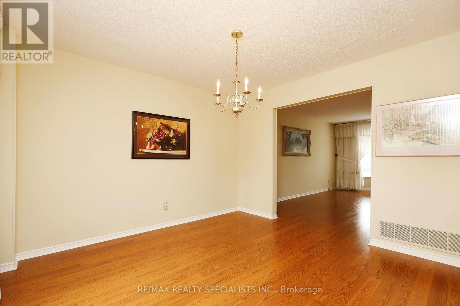 4 Mowat Court, Brampton, ON photo 13