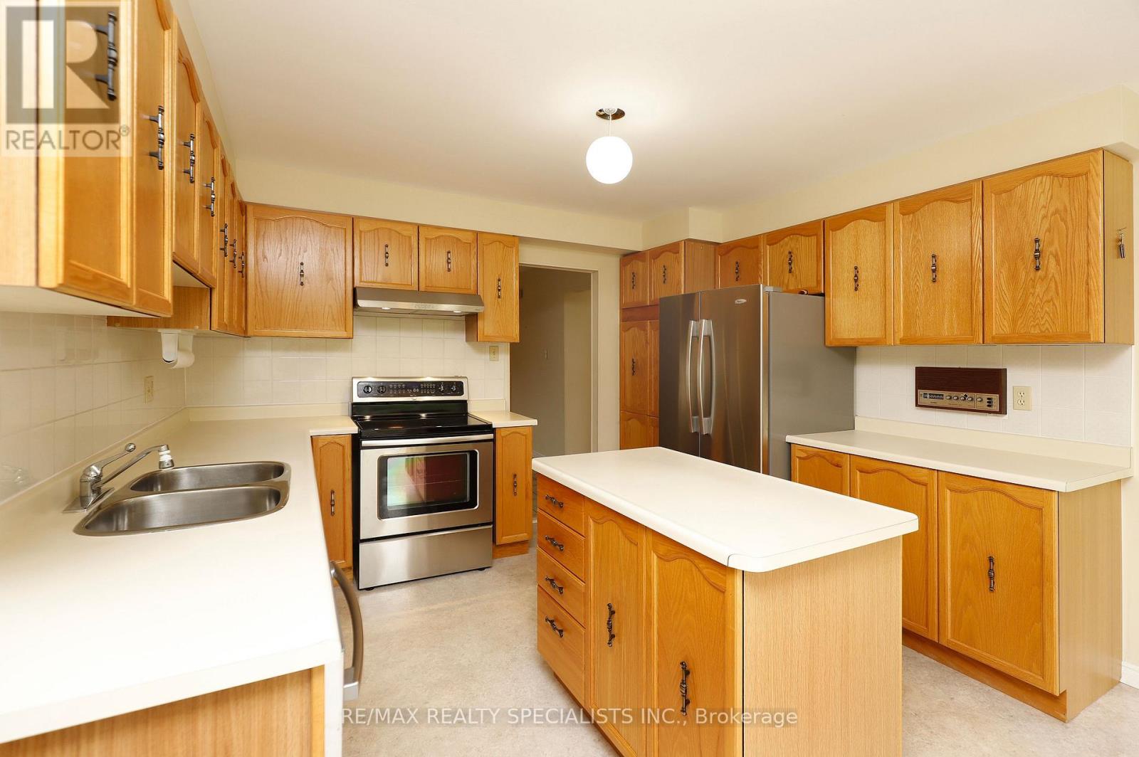 4 MOWAT COURT - 20