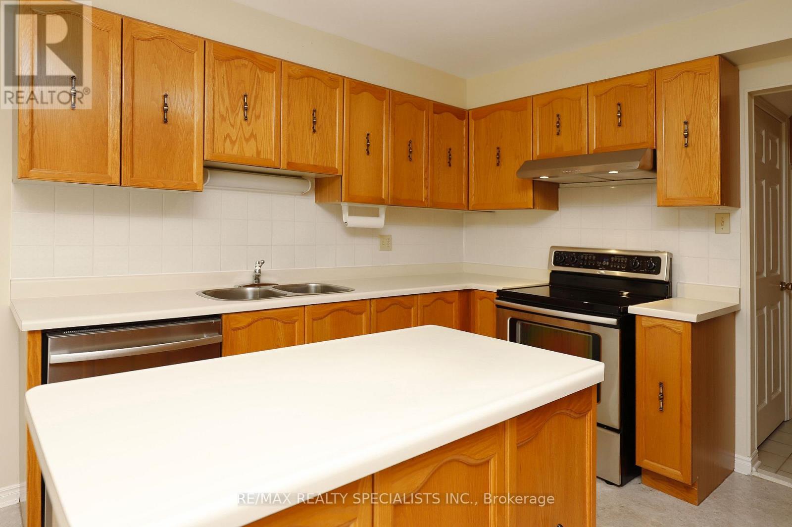 4 MOWAT COURT - 21