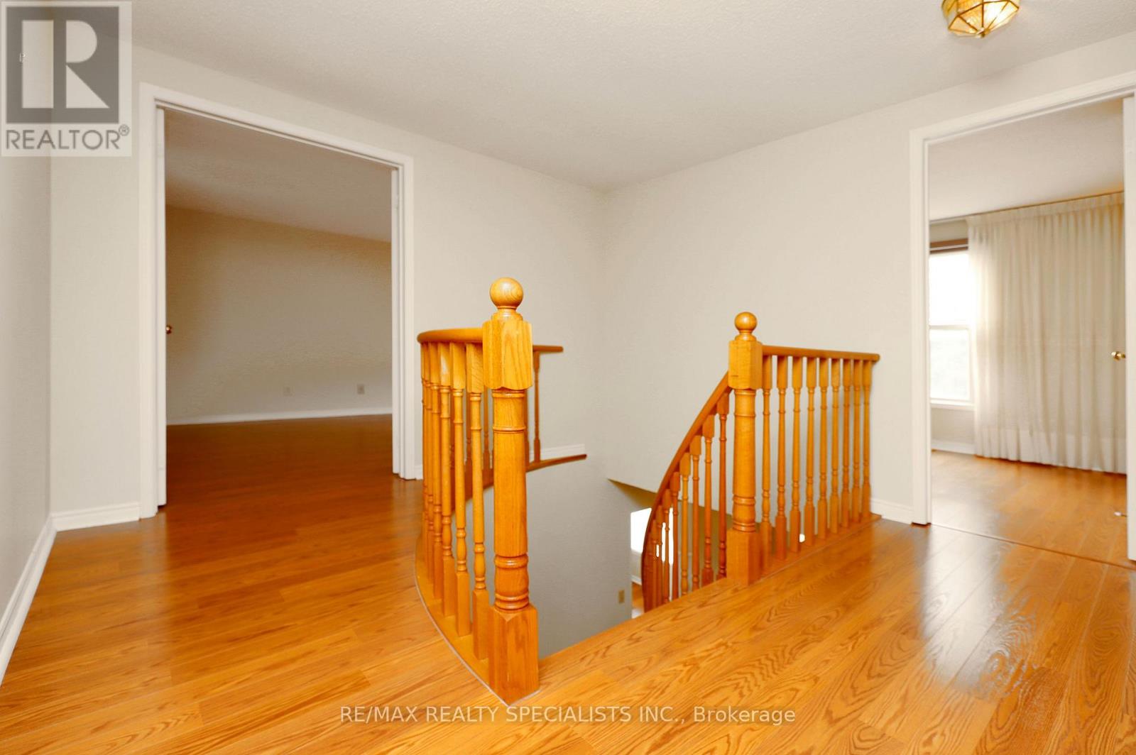 4 MOWAT COURT - 27