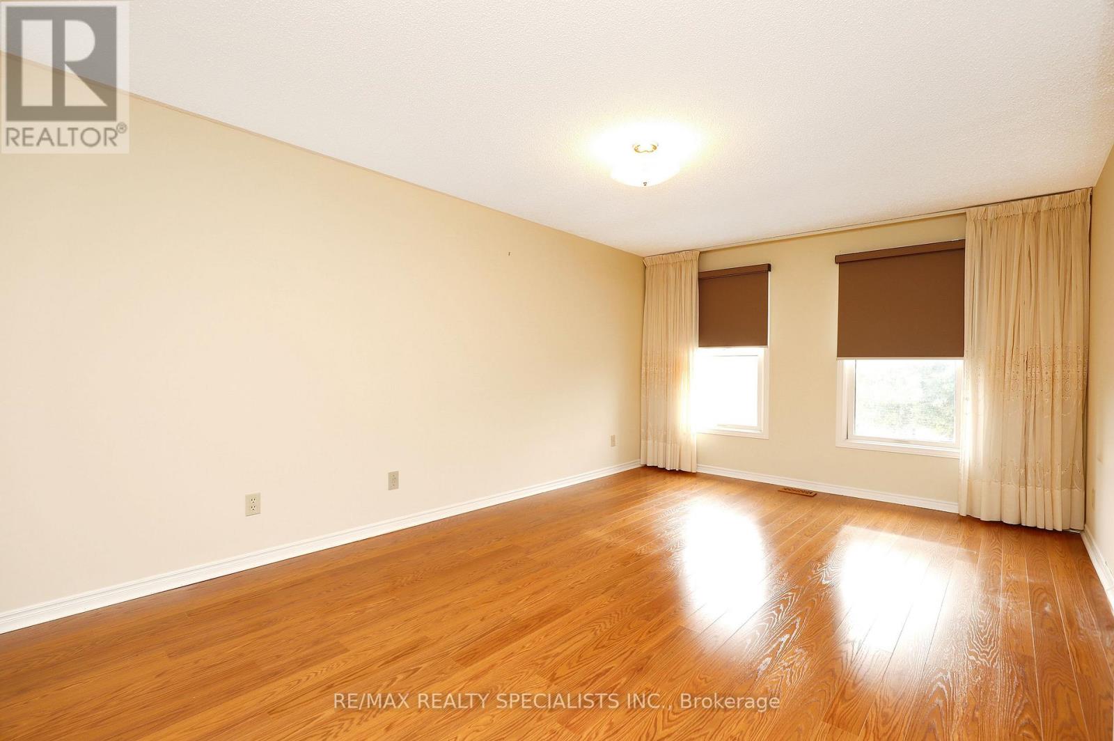 4 MOWAT COURT - 29