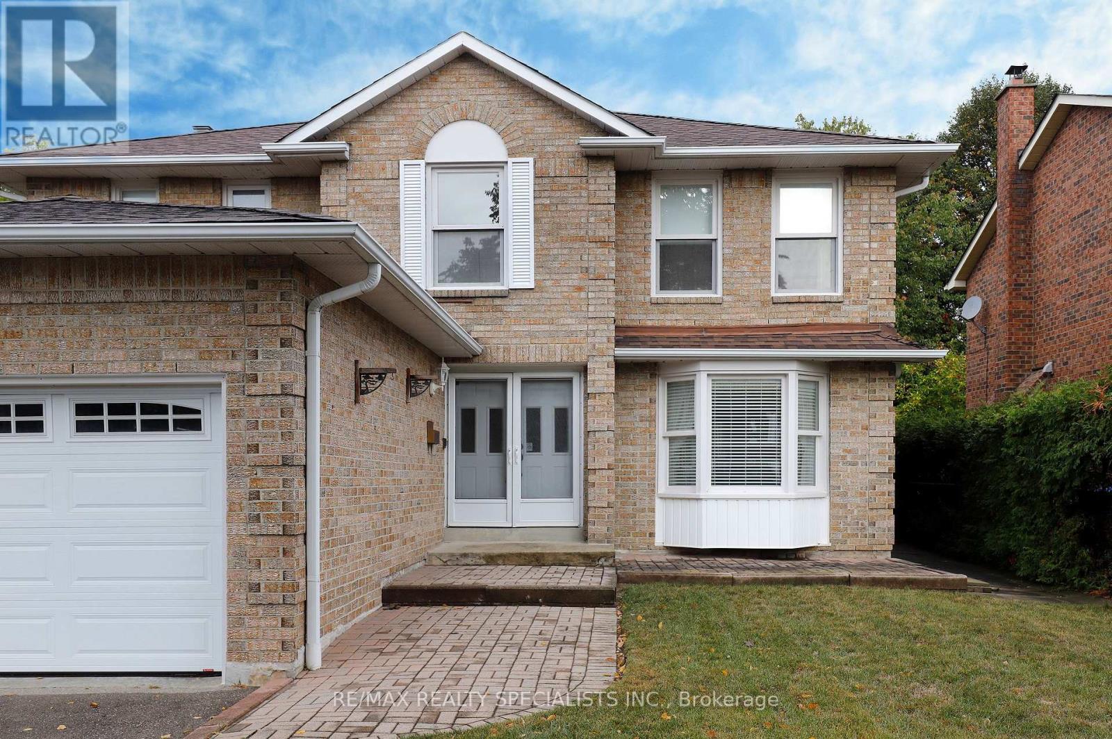 4 Mowat Court, Brampton, ON photo 3