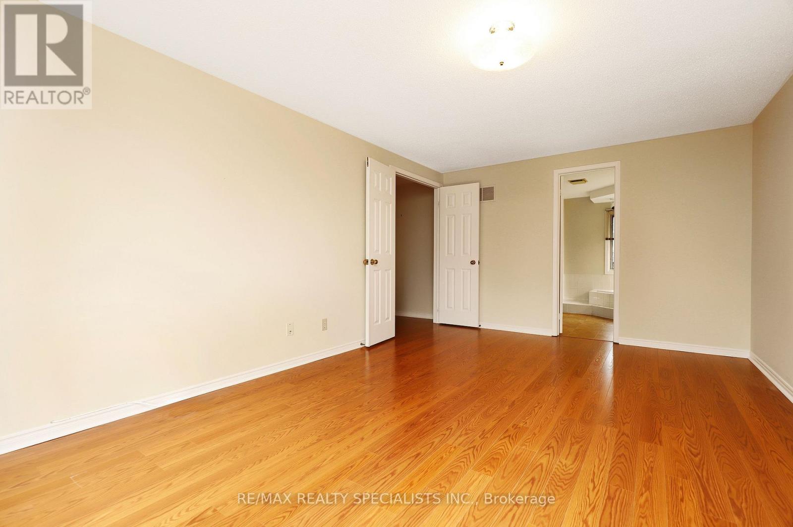 4 MOWAT COURT - 30