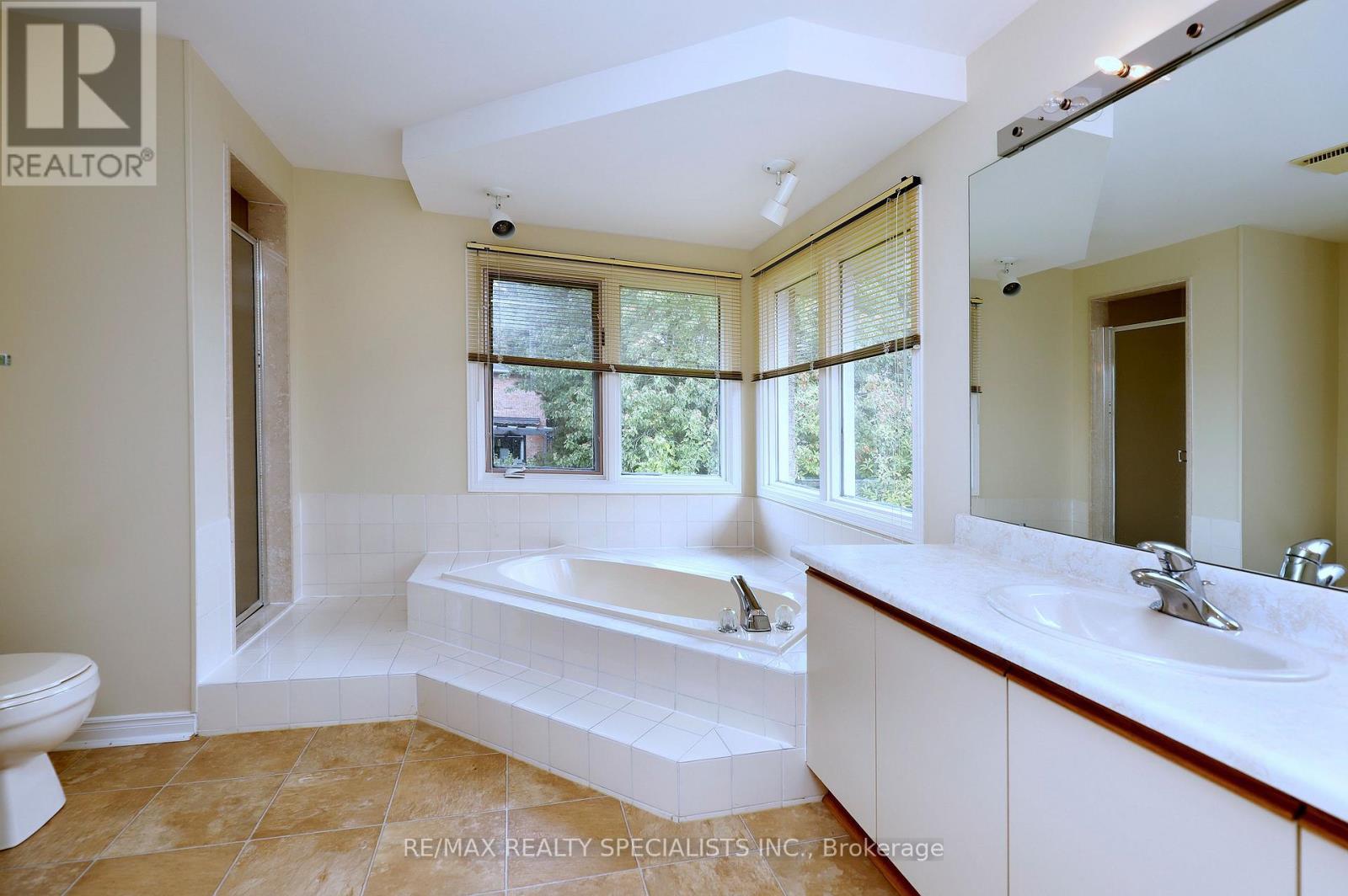 4 Mowat Court, Brampton, ON photo 31