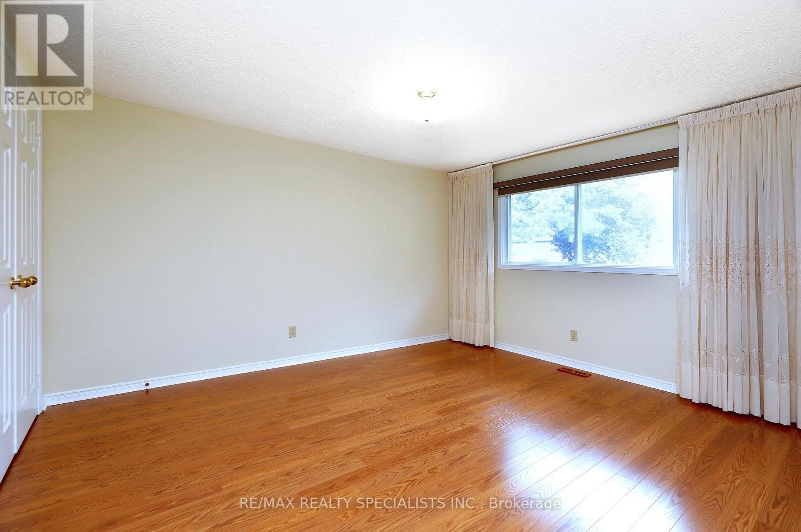 4 MOWAT COURT - 35