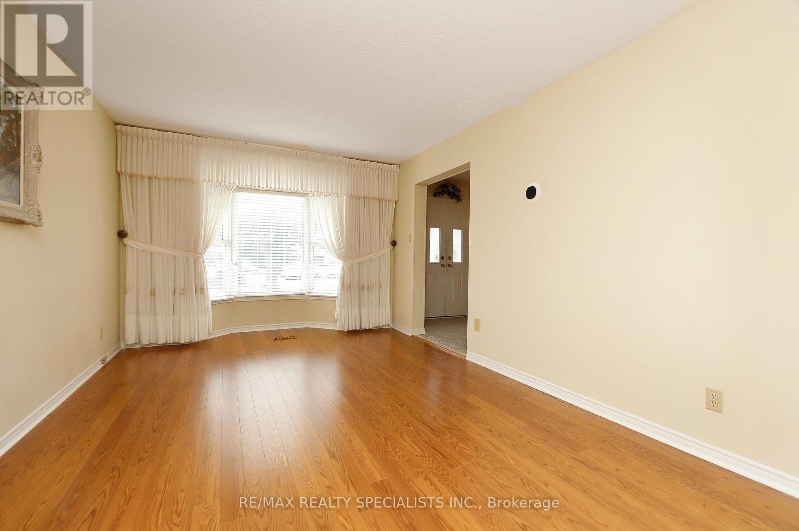 4 Mowat Court, Brampton, ON photo 8