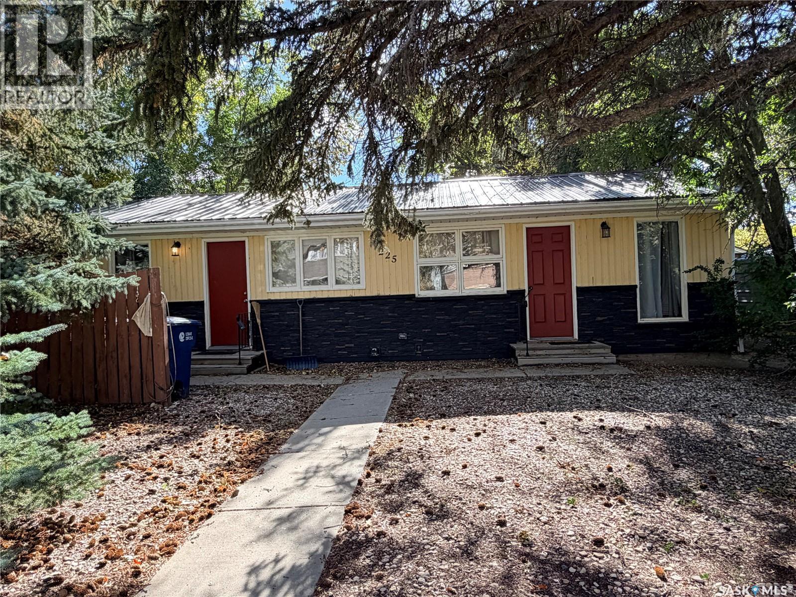 225 5th AVENUE W, Assiniboia