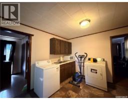 Living room - 225 5th Avenue W, Assiniboia, SK S0H0B0 Photo 6