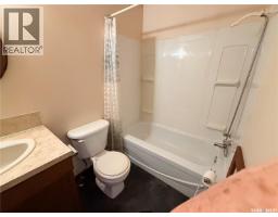 4pc Ensuite bath - 225 5th Avenue W, Assiniboia, SK S0H0B0 Photo 8
