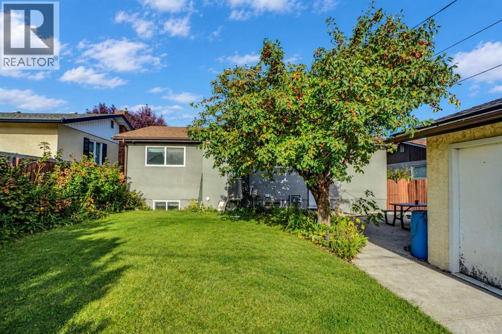 1115 Marcombe Crescent NE - 43