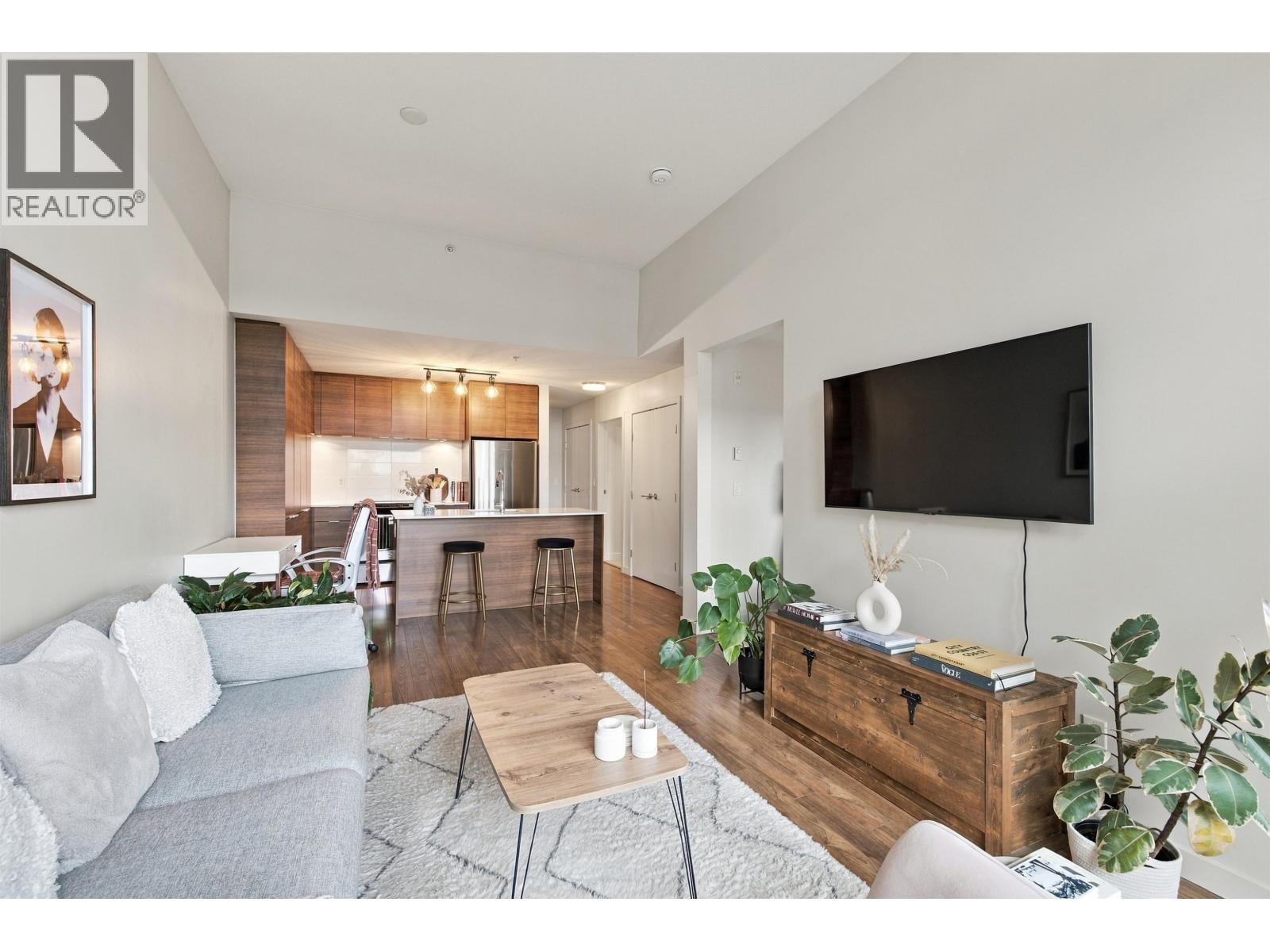 504 1677 LLOYD AVENUE, North Vancouver