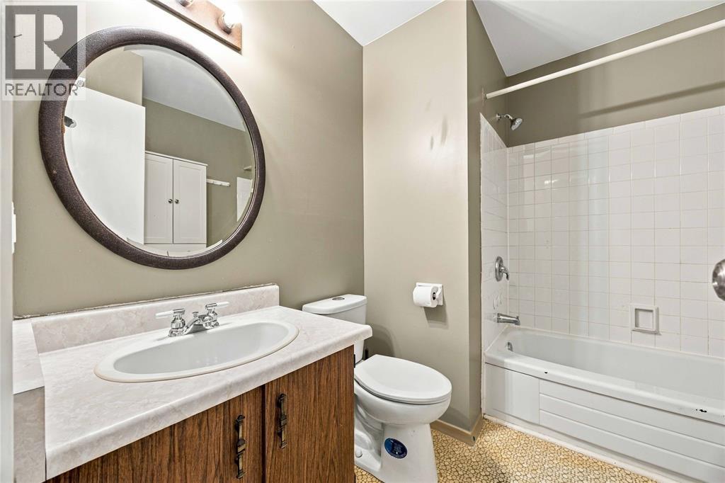 #44 200 ST CLAIR BOULEVARD - Image 32
