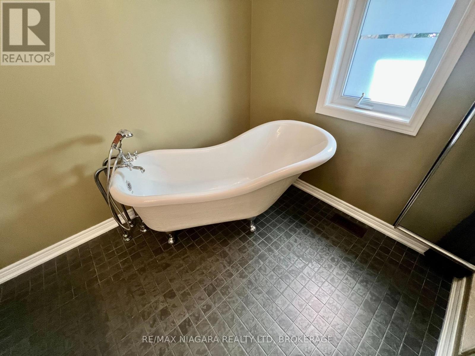 709 ROLAND ROAD - 27