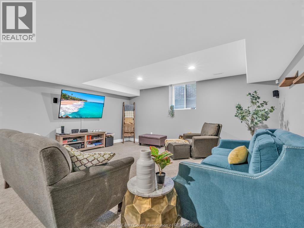 1255 MAPLE - Image 31