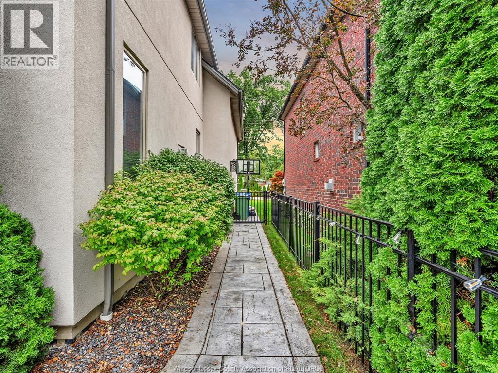 1255 MAPLE - Image 44