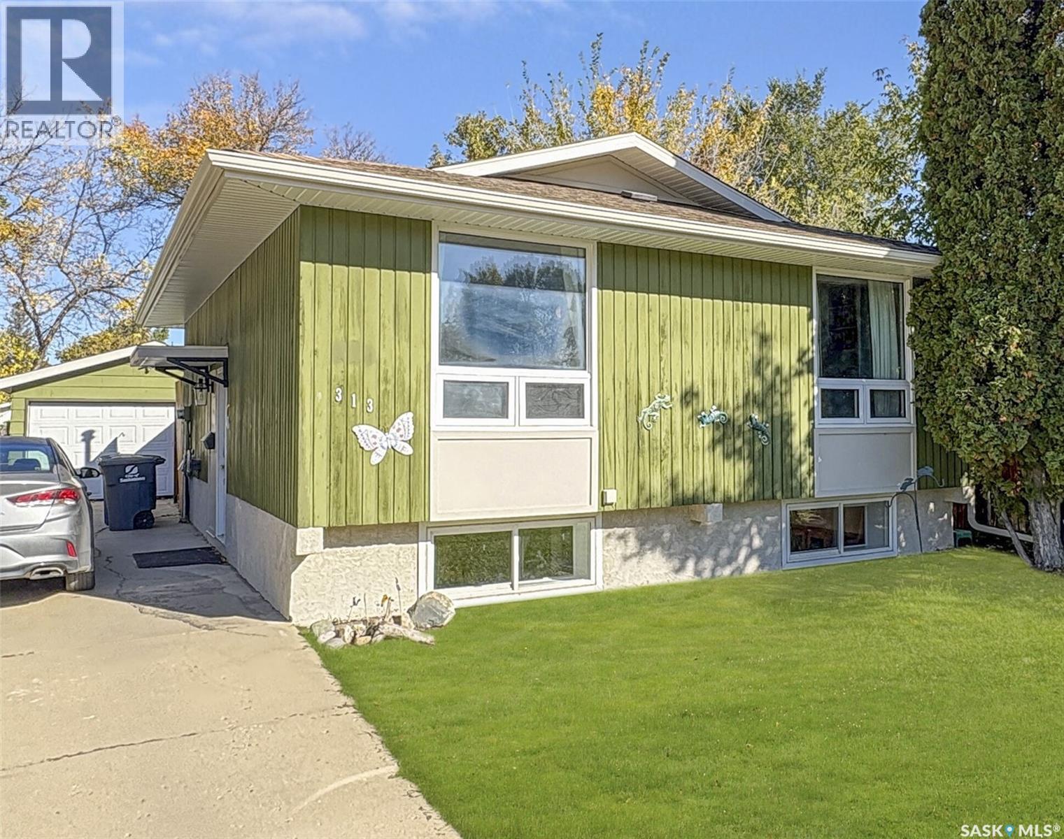 313 Birch CRESCENT - 1
