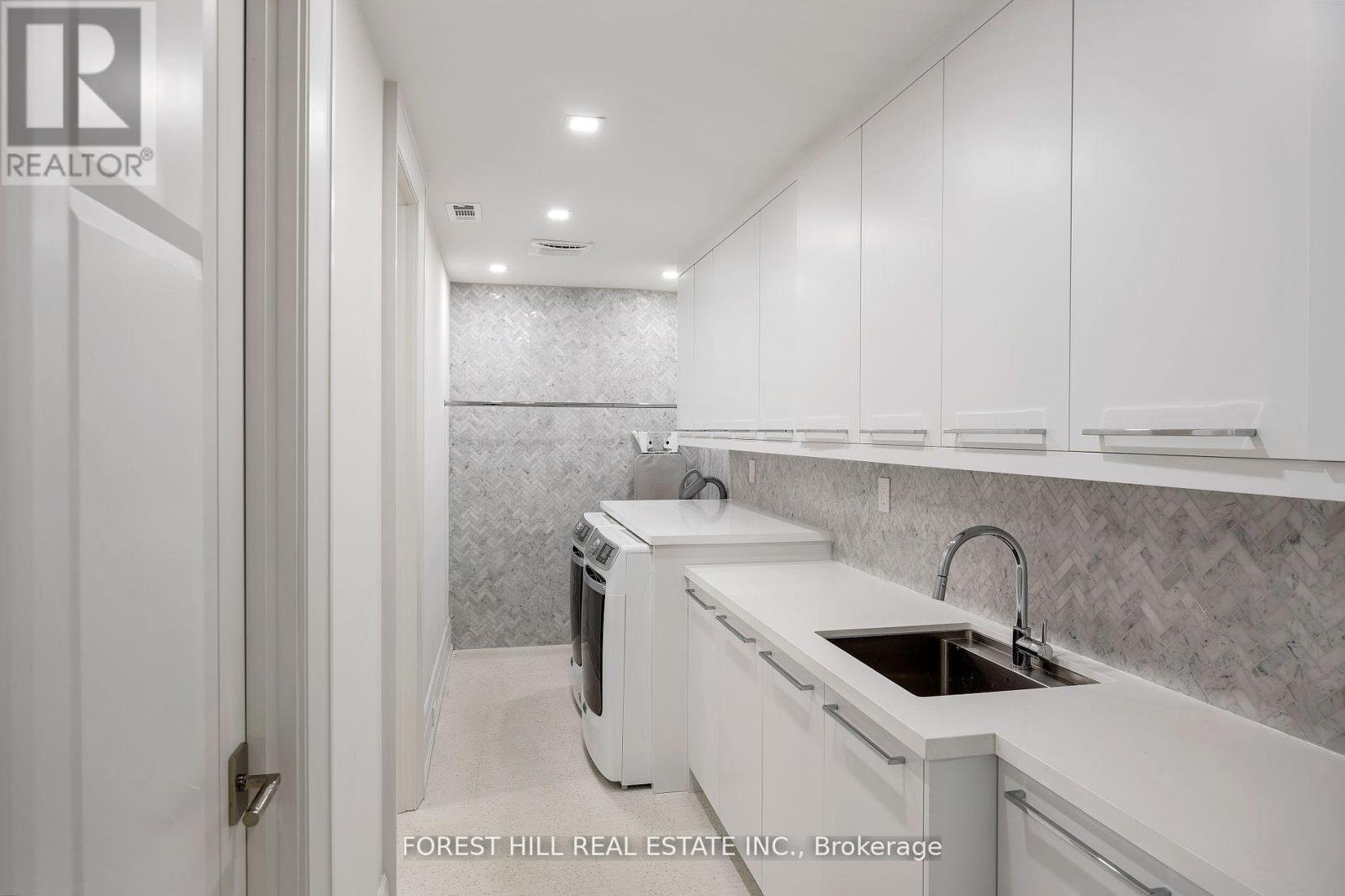 239 Cortleigh Boulevard, Toronto, ON photo 45