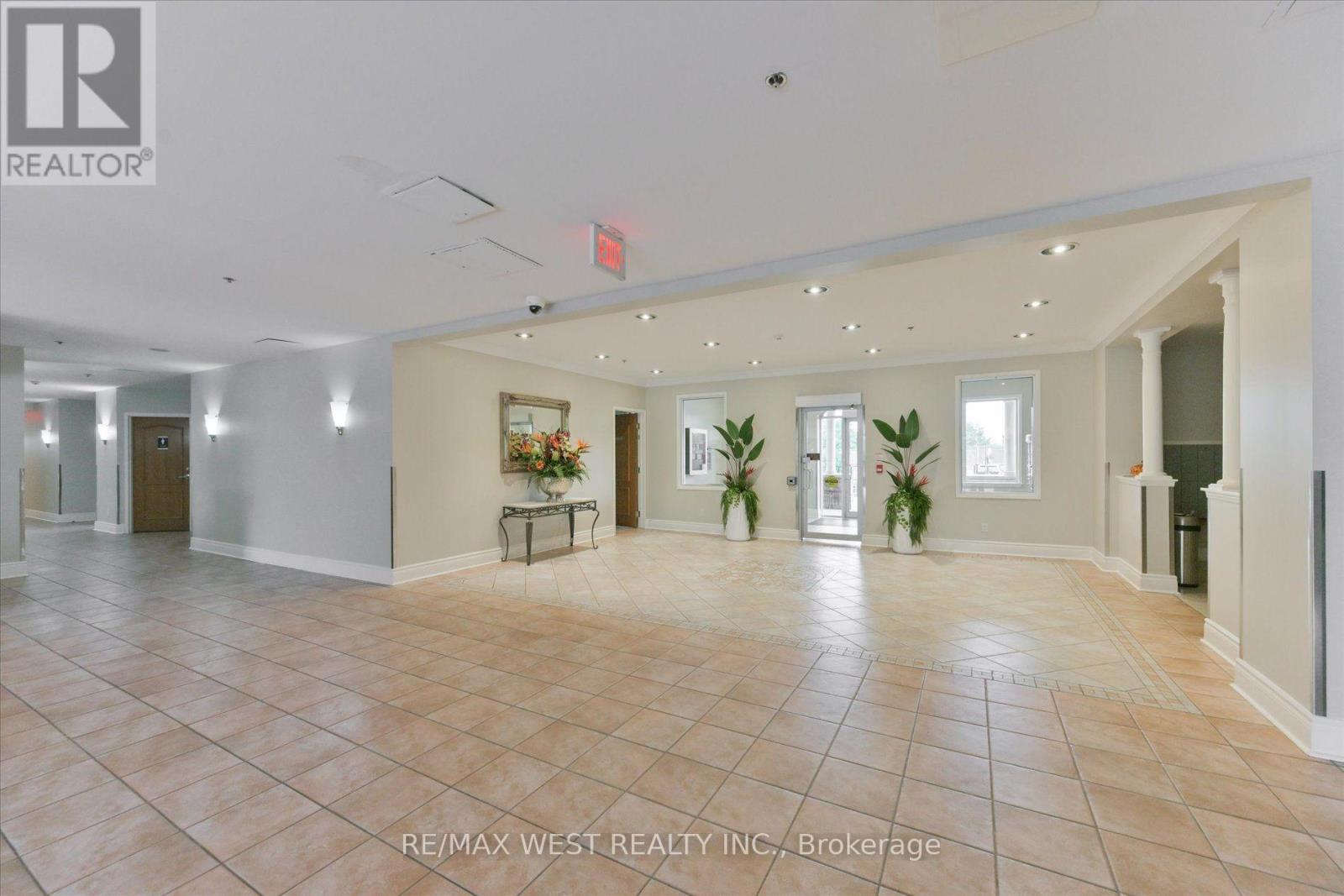Photo 4 of 319 - 7373 Martin Grove Road, Vaughan (Vaughan Grove)