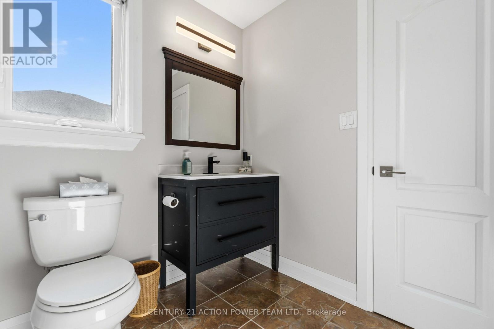 83 BLACKSHIRE CIRCLE - Image 36