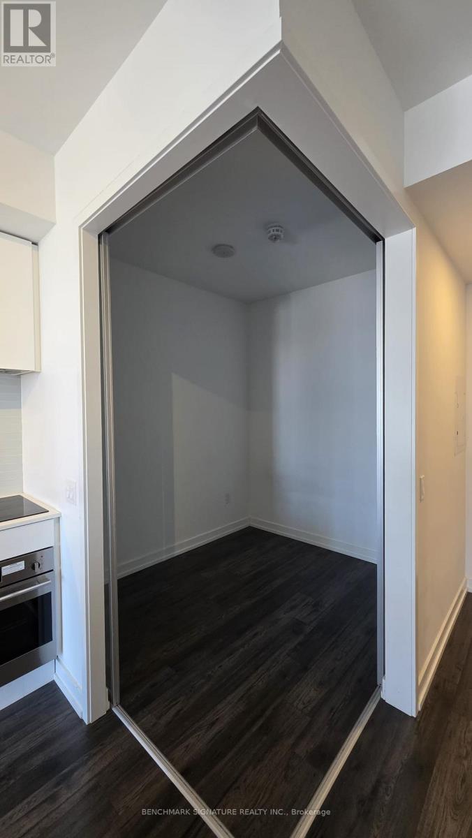 33 Helendale Avenue — photo 12