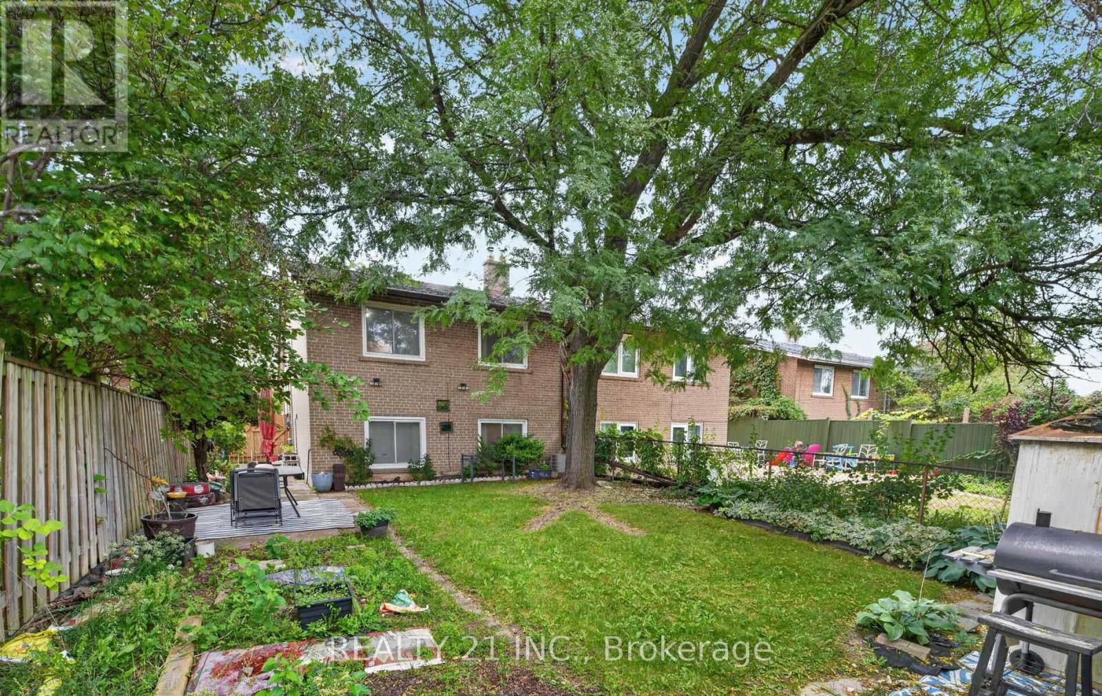Photo 33 of 16 Baltray Crescent, Toronto (Parkwoods-Donalda)
