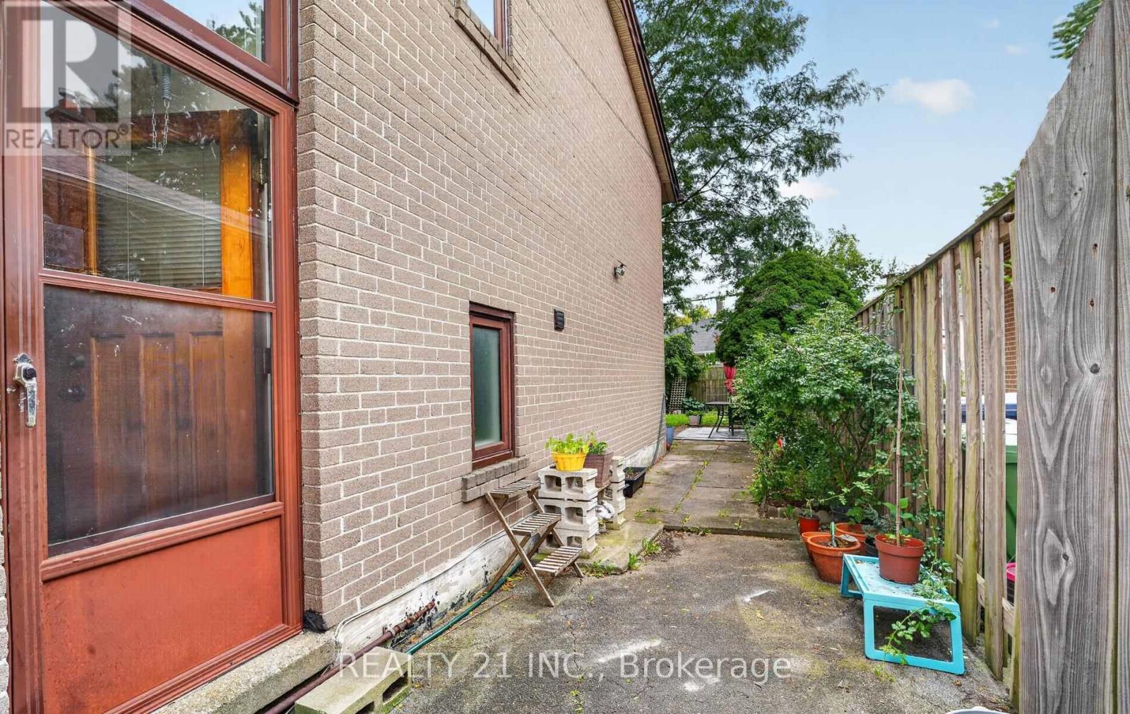Photo 27 of 16 Baltray Crescent, Toronto (Parkwoods-Donalda)