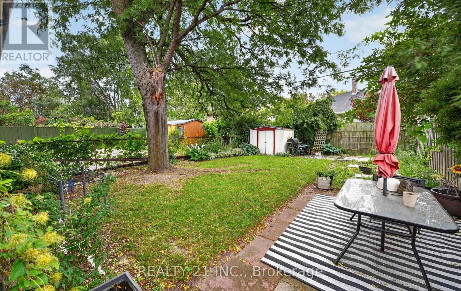 Photo 28 of 16 Baltray Crescent, Toronto (Parkwoods-Donalda)