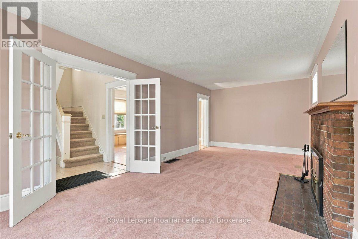 90 Chatham Street, Belleville, ON photo 10