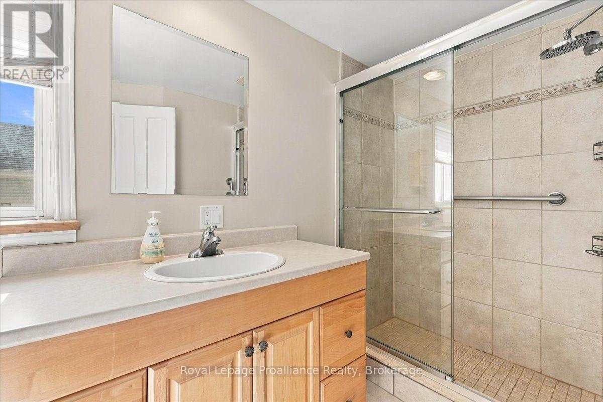 90 Chatham Street, Belleville, ON photo 36