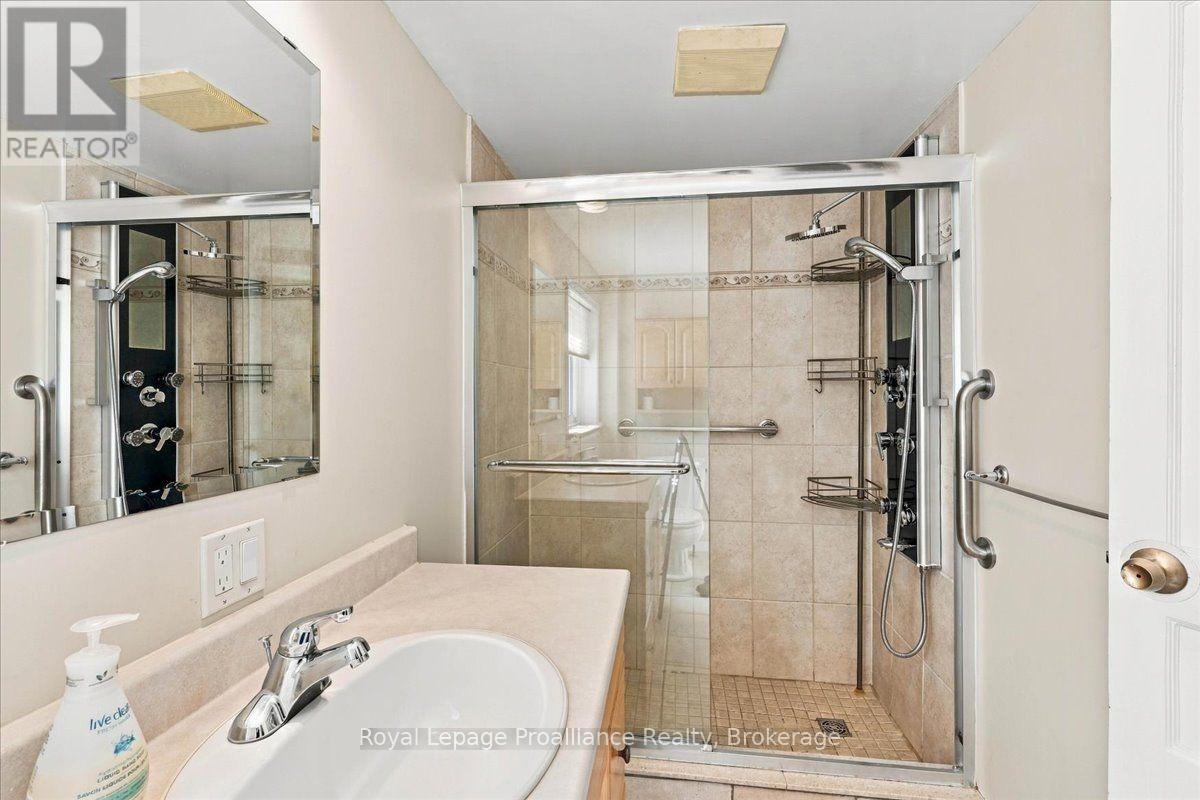 90 Chatham Street, Belleville, ON photo 37