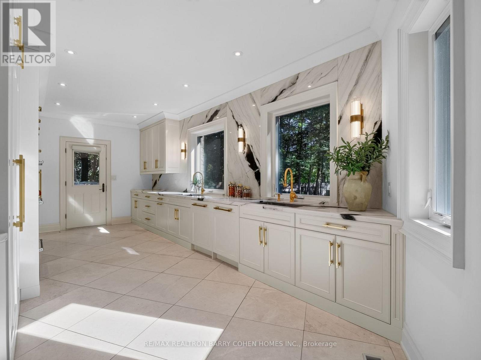 25 TUDOR GATE - 11