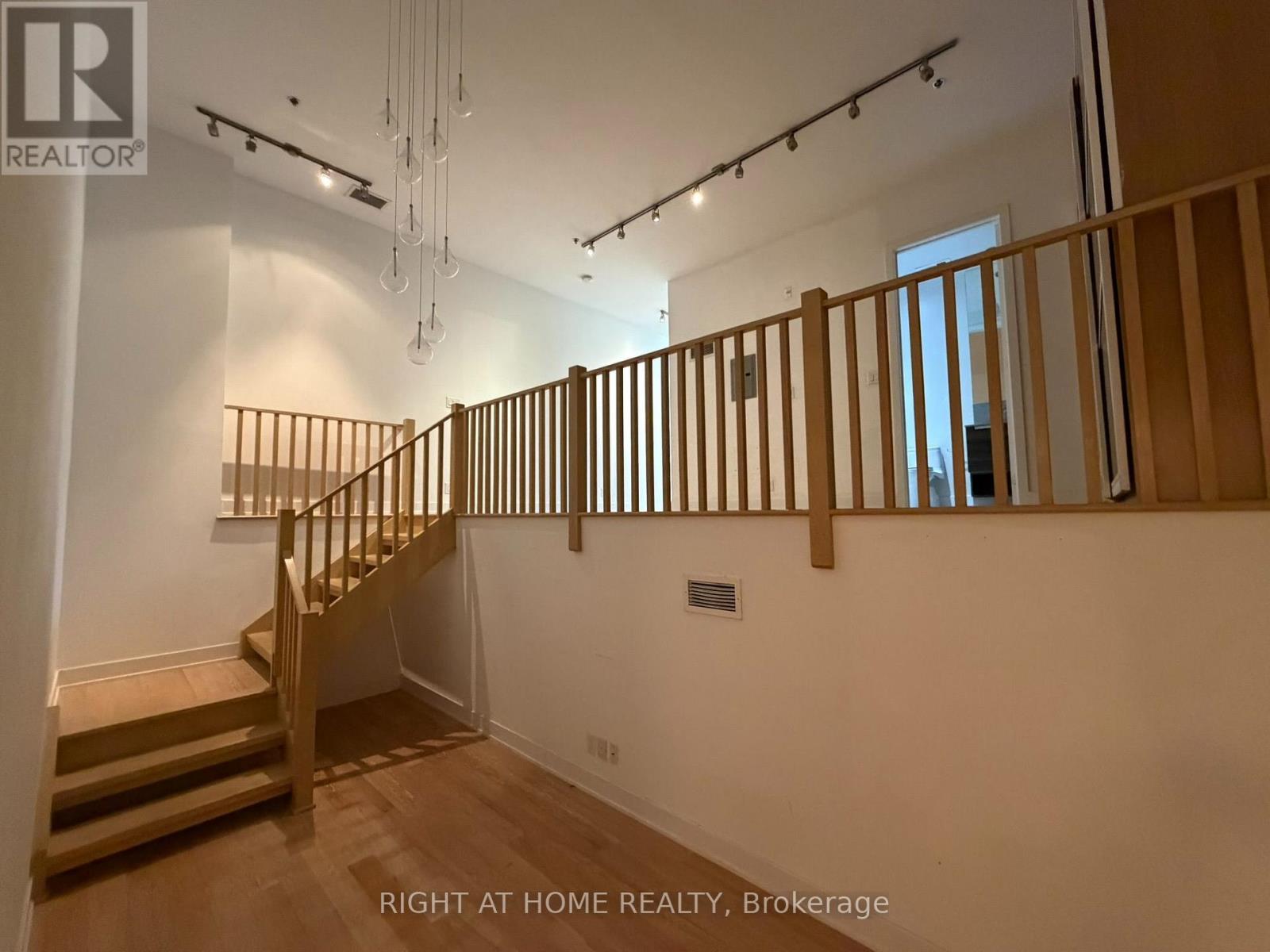 #103 510 KING STREET E - 14