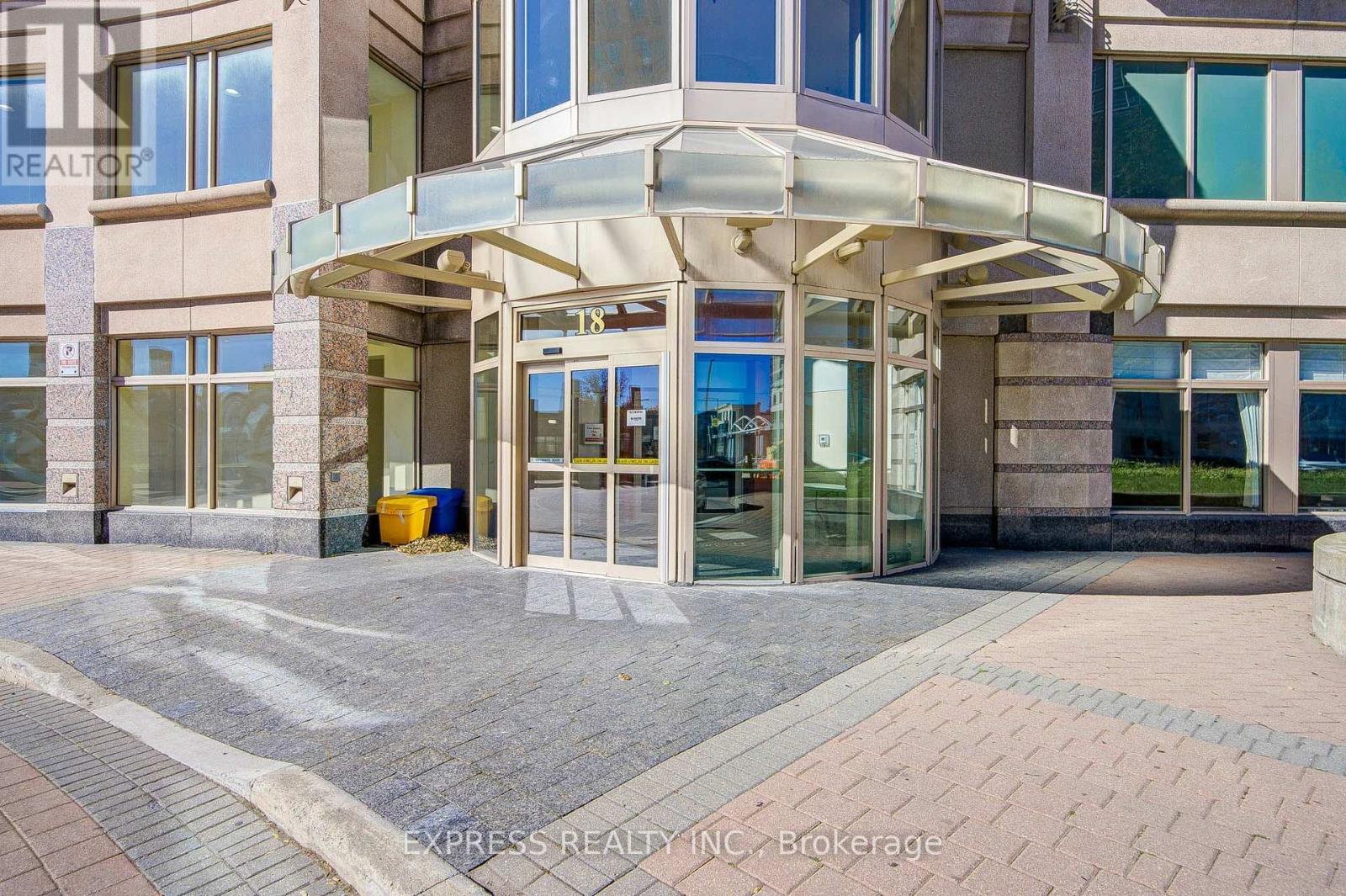 1111- 18 Lee Centre Drive, Toronto, ON photo 3