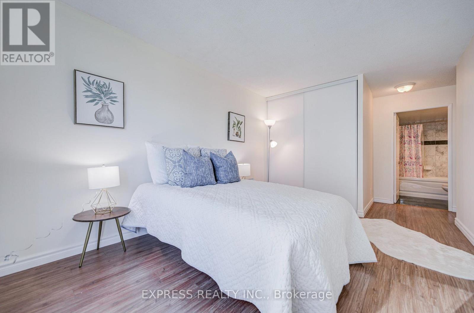 #1111 18 LEE CENTRE DRIVE - 32