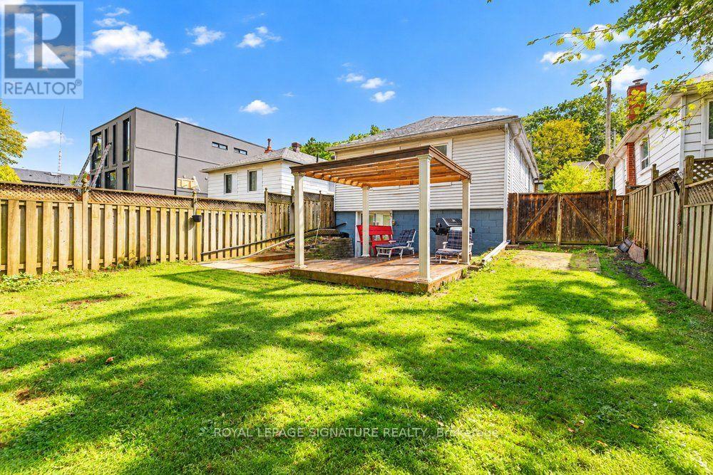 39 RHYDWEN AVENUE - 32
