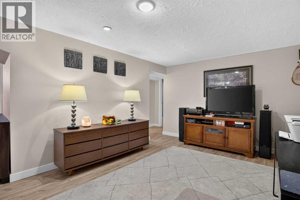 4539 26 Avenue SW - 29