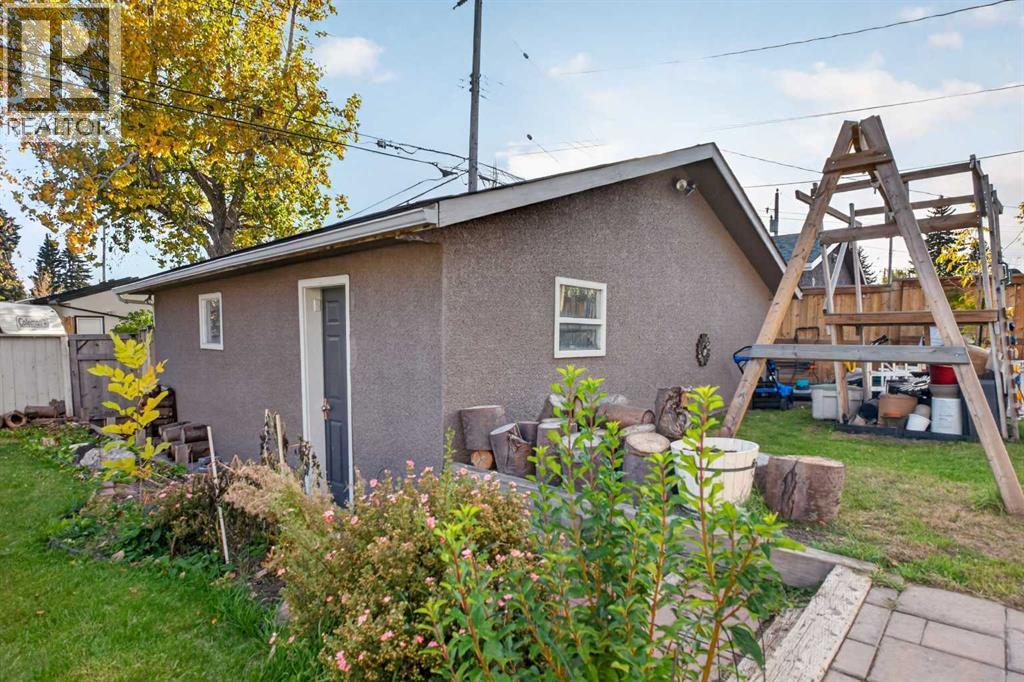 4539 26 Avenue SW - 35