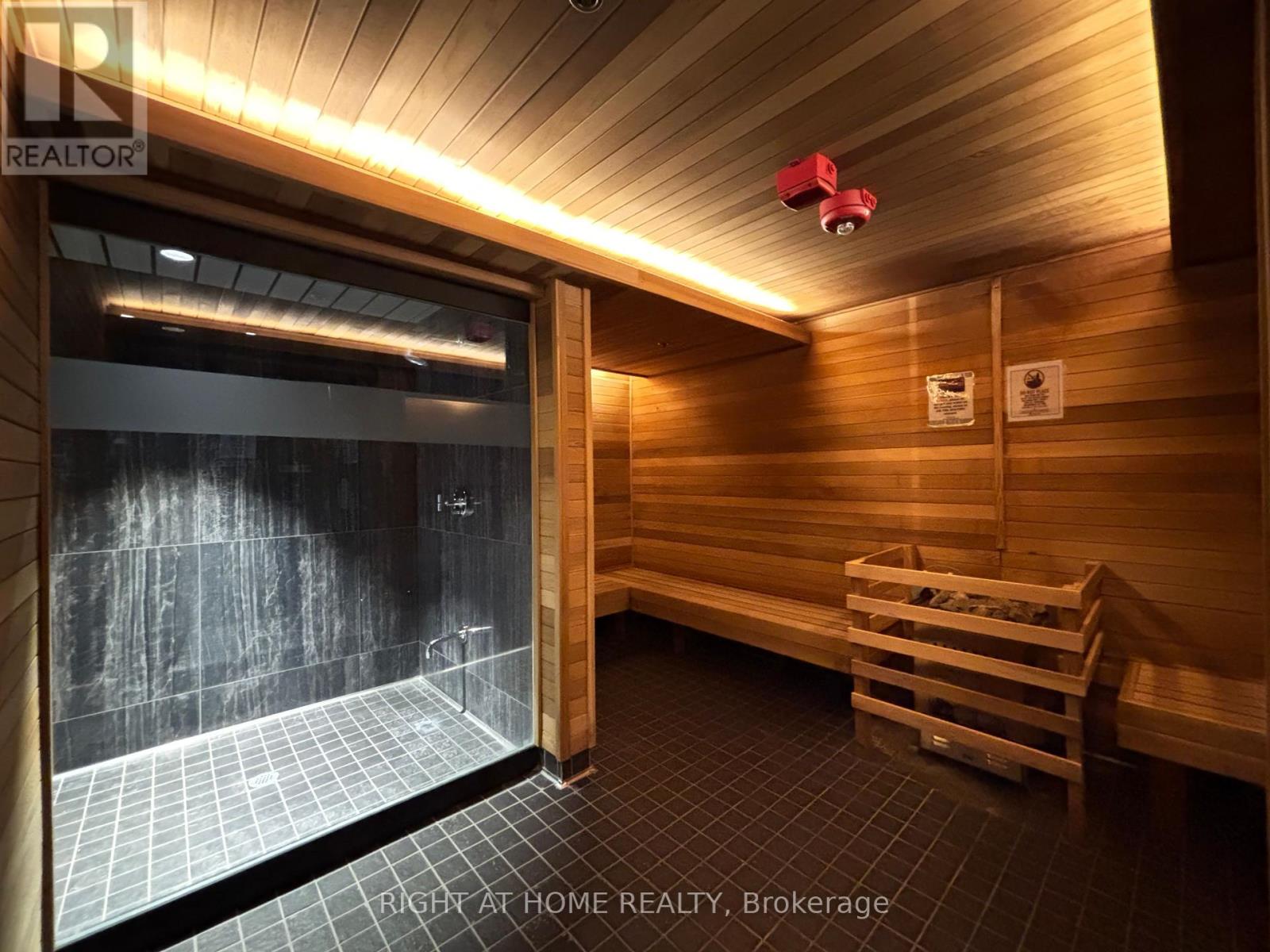2221 Yonge Street — photo 17