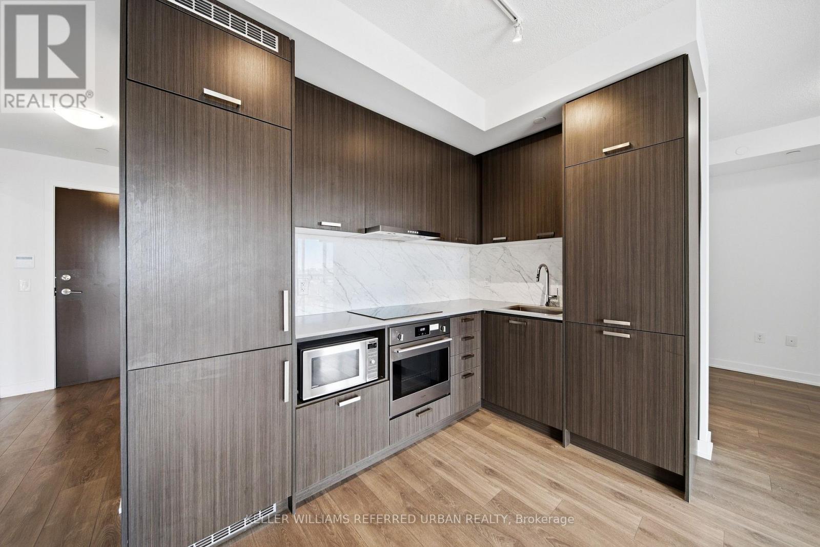 Photo 17 of 907 - 10 Honeycrisp Crescent, Vaughan (Vaughan Corporate Centre)