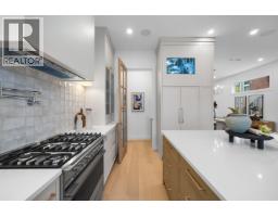 2008 Westview Drive, North Vancouver, BC V7M3B2 Photo 8