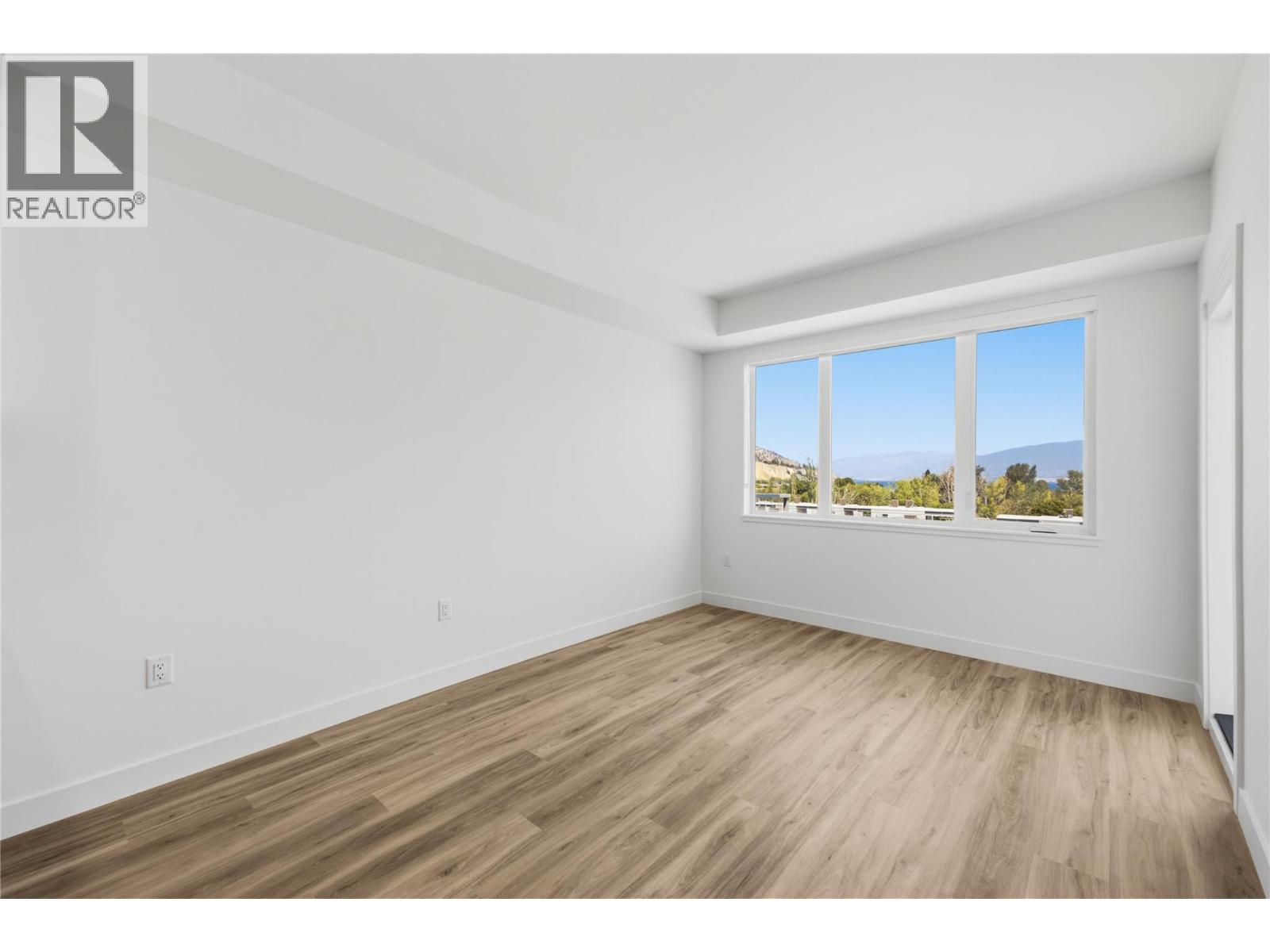 #608 270 Riverside Drive - 17