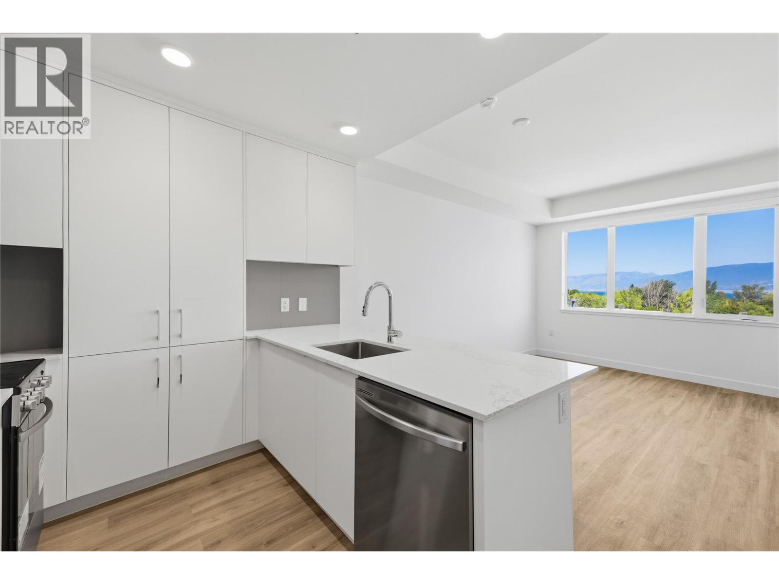 #608 270 Riverside Drive - 25